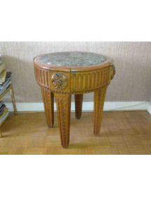 petite table en bois recouverte de pierre reconstituée et polie de couleur vert