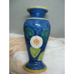 vase bleu avec fleur blanche faïence