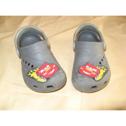 chaussure crocs pour enfant grise mac queen